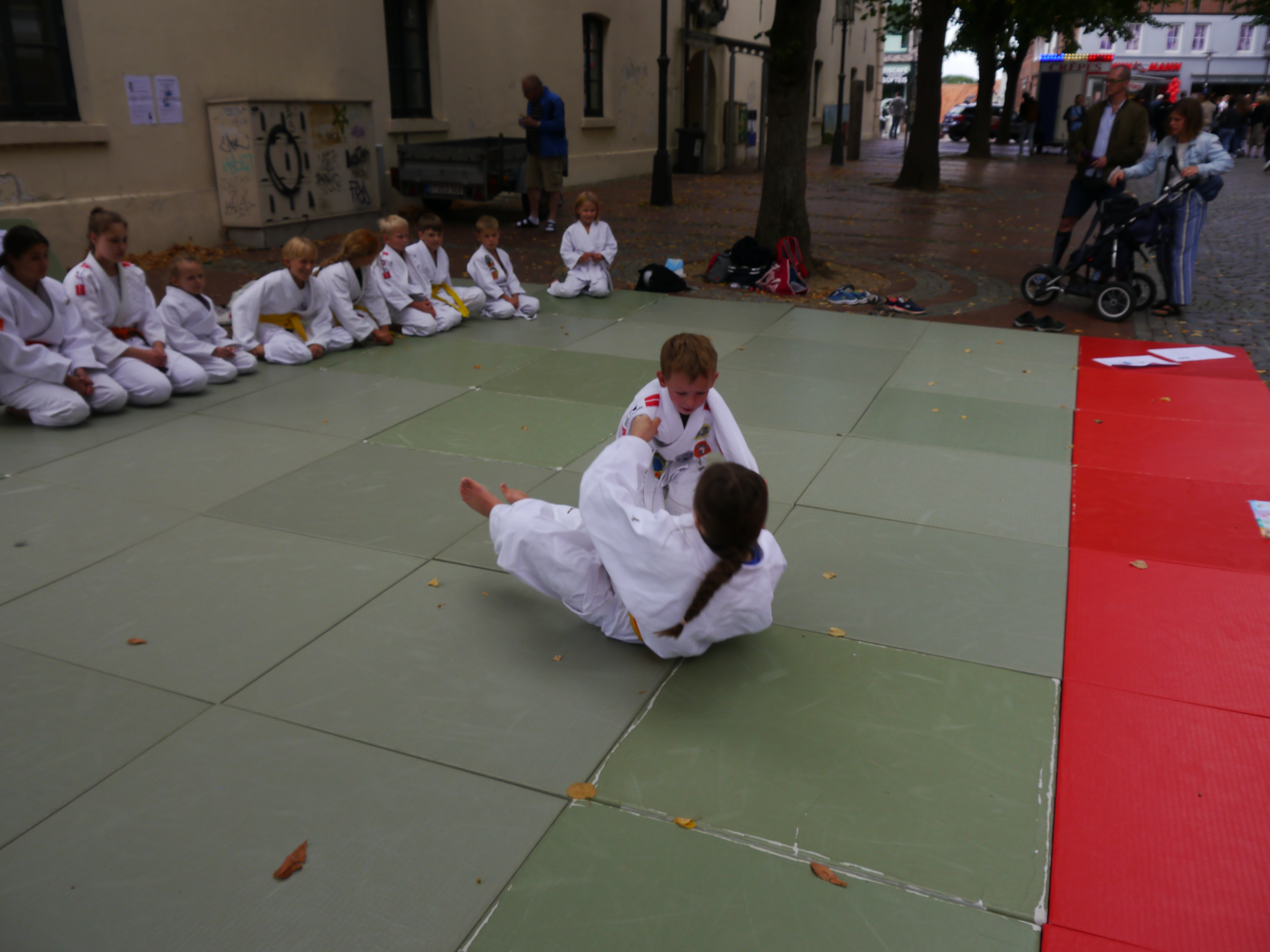 2022-08-22 Judo Innenstadt Kleine werfen Große 4.JPG